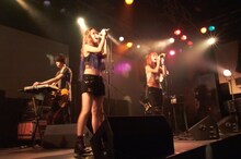 写真は初のライブツアー「TOKYO POP Presents AMIAYA START LINETOUR」から、7月29日に行われた東京・渋谷duo MUSIC EXCHANGEでのライブの模様。