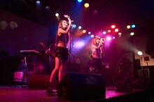 写真は初のライブツアー「TOKYO POP Presents AMIAYA START LINETOUR」から、7月29日に行われた東京・渋谷duo MUSIC EXCHANGEでのライブの模様。