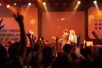 写真は初のライブツアー「TOKYO POP Presents AMIAYA START LINETOUR」から、7月29日に行われた東京・渋谷duo MUSIC EXCHANGEでのライブの模様。