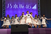 「ガールズルール」を披露する乃木坂46。