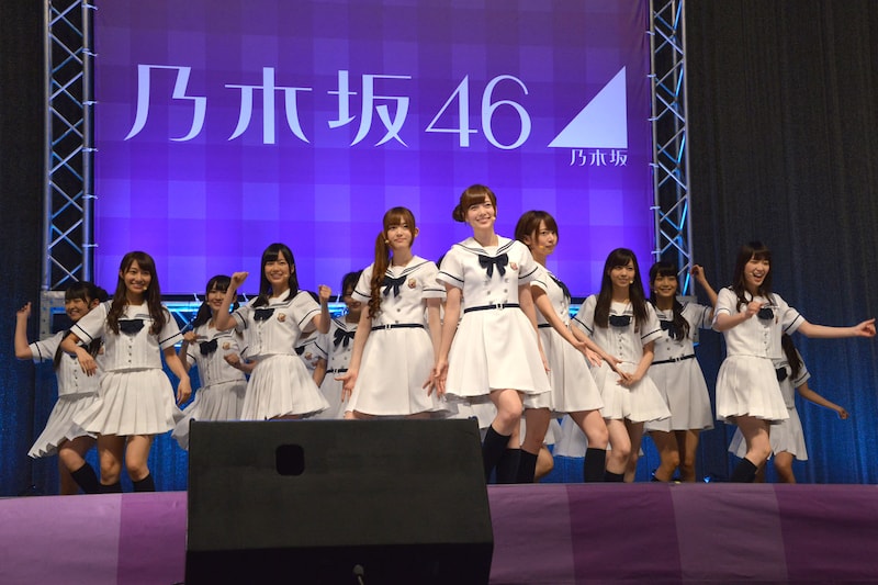 「ガールズルール」を披露する乃木坂46。