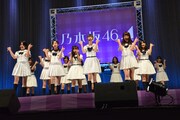 「扇風機」を披露する乃木坂46。