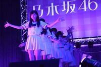 「他の星から」を披露する乃木坂46。