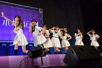 「他の星から」を披露する乃木坂46。