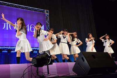 「他の星から」を披露する乃木坂46。