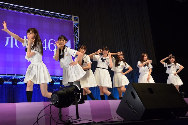 「他の星から」を披露する乃木坂46。
