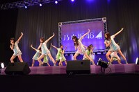 「走れ！Bicycle」を披露する乃木坂46 2期生。