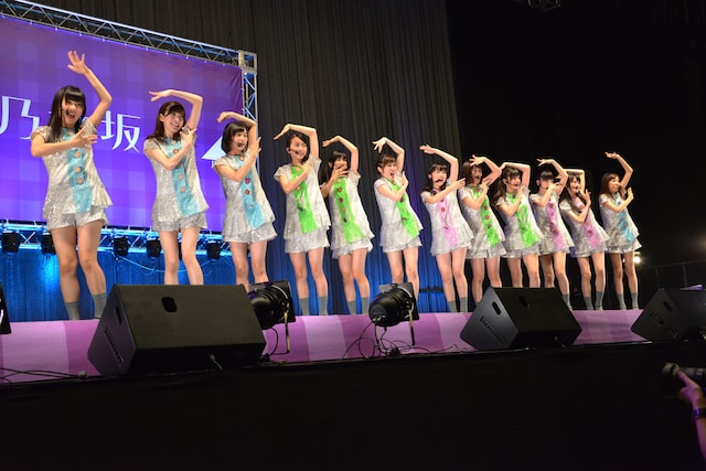 「走れ！Bicycle」を披露する乃木坂46 2期生。