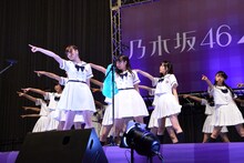 「コウモリよ」を披露する乃木坂46。