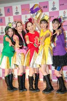 終演後の囲み取材で笑顔でポーズを決めるももいろクローバーZ。