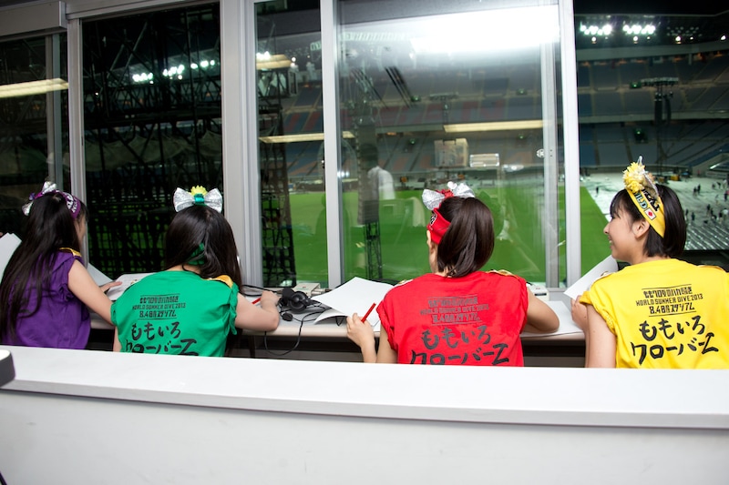 「ももクロくらぶxoxo」生放送時の様子。