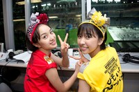 「ももクロくらぶxoxo」生放送時の百田夏菜子、玉井詩織。