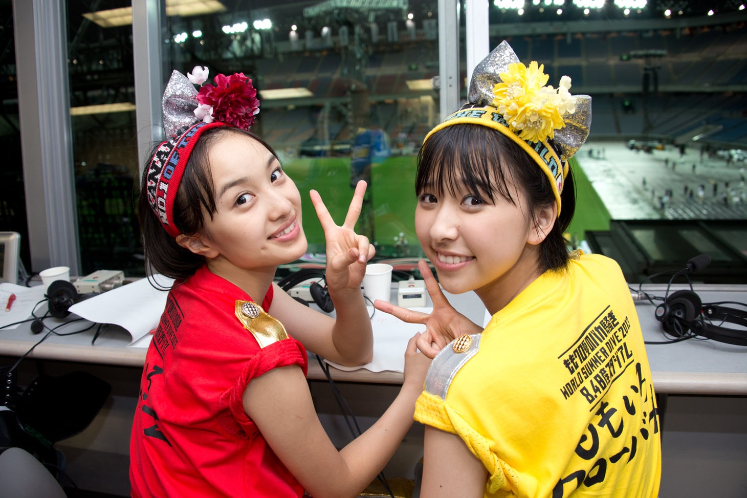 「ももクロくらぶxoxo」生放送時の百田夏菜子、玉井詩織。