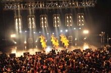 1部の開演直後、「夏空HANABI」で岩村捺未の生誕を祝うオレンジ色の誘導灯でフロアは埋め尽くされた。