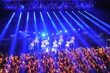 1部の開演直後、「夏空HANABI」で岩村捺未の生誕を祝うオレンジ色の誘導灯でフロアは埋め尽くされた。