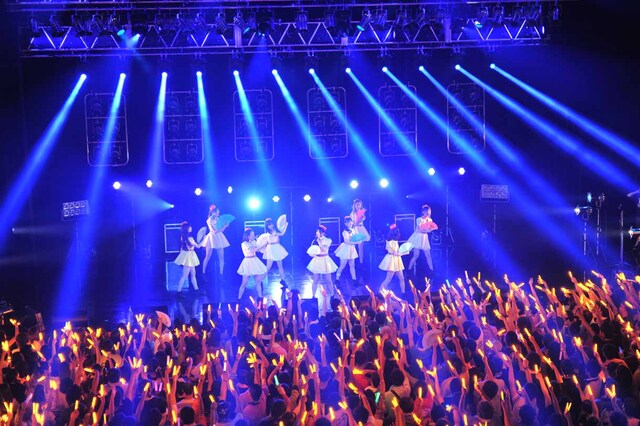 1部の開演直後、「夏空HANABI」で岩村捺未の生誕を祝うオレンジ色の誘導灯でフロアは埋め尽くされた。