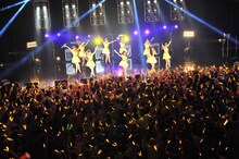 1部の開演直後、「夏空HANABI」で岩村捺未の生誕を祝うオレンジ色の誘導灯でフロアは埋め尽くされた。