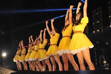 「無題」の終盤、両拳を突き上げるPASSPO☆。