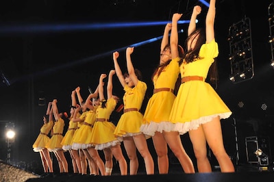 「無題」の終盤、両拳を突き上げるPASSPO☆。