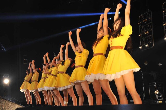 「無題」の終盤、両拳を突き上げるPASSPO☆。