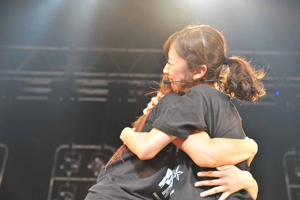 岩村捺未と抱き合う槙田紗子。