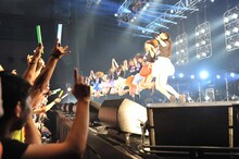 「I」のラストシーンでジャンプするPASSPO☆。