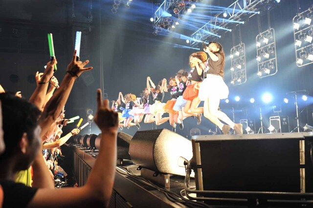 「I」のラストシーンでジャンプするPASSPO☆。