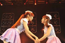 玉井杏奈と手を繋ぐ増井みお。