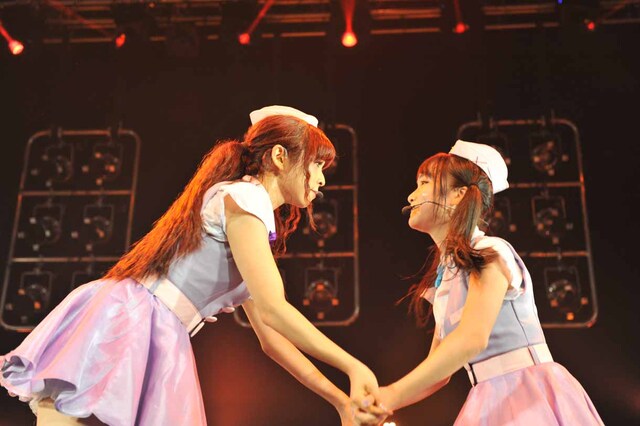 玉井杏奈と手を繋ぐ増井みお。