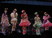 ニコファーレに登壇したミュージカル版キャストとスクリーン越しに会話する、ももいろクローバーZ。