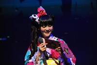 「決起集会 vol.5 in 東京 ～悪夢の革ブロ大三角形～」怪談コーナーにて、台本が歯抜けになっていることに戸惑う上坂すみれ。