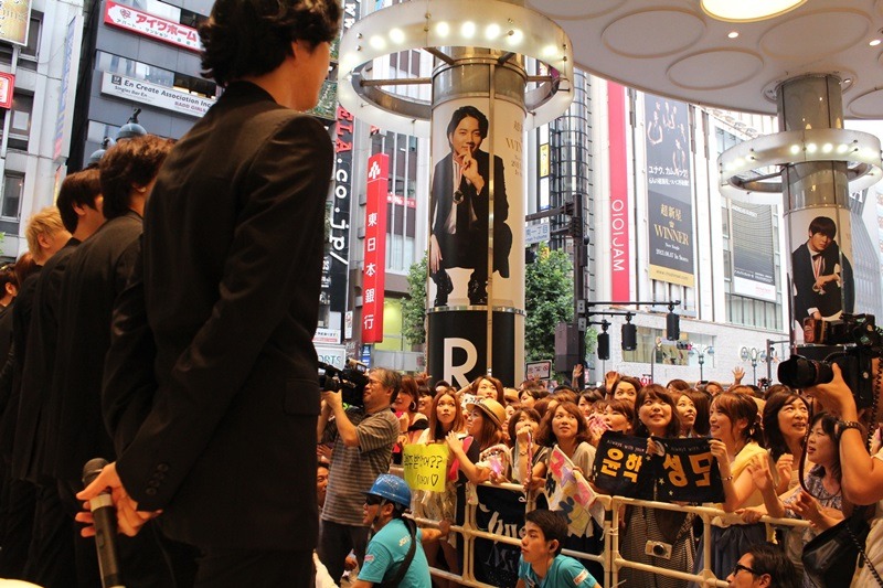 8月4日に渋谷で行われたトークイベントにシークレットゲストとして登場した超新星。