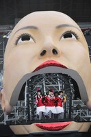 百田夏菜子の顔型のオブジェの口から登場したももいろクローバーZ。（撮影：上飯坂一+Z）