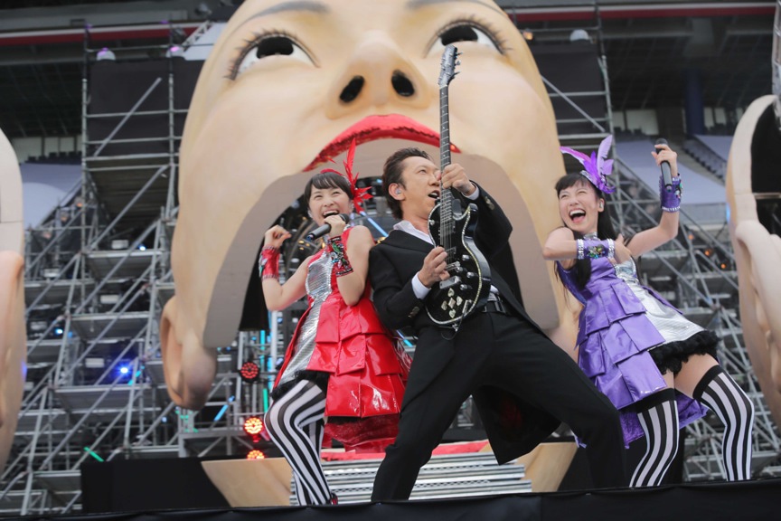 「サラバ、愛しき悲しみたちよ」の作曲者である布袋寅泰とともに踊る百田夏菜子、高城れに。（撮影：上飯坂一+Z）