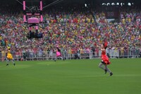 今週の人気の画像6位は「ももクロ6万人日産スタジアムライブに布袋、猫、武井壮」より、日産スタジアムのフィールドを走り回る百田夏菜子、佐々木彩夏、玉井詩織。（撮影：上飯坂一+Z）