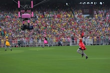 日産スタジアムのフィールドを走り回る百田夏菜子、佐々木彩夏、玉井詩織。（撮影：上飯坂一+Z）