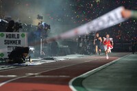 「BIONIC CHERRY」のパフォーマンスの途中で武井壮と対決する百田夏菜子。（撮影：上飯坂一+Z）