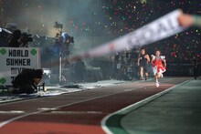 「BIONIC CHERRY」のパフォーマンスの途中で武井壮と対決する百田夏菜子。（撮影：上飯坂一+Z）