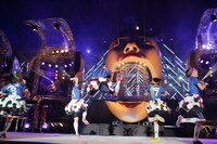 今週の人気の画像7位は「ももクロ6万人日産スタジアムライブに布袋、猫、武井壮」より、日産スタジアムのステージでも華麗に決まった百田夏菜子のエビぞりジャンプ。（撮影：上飯坂一+Z）