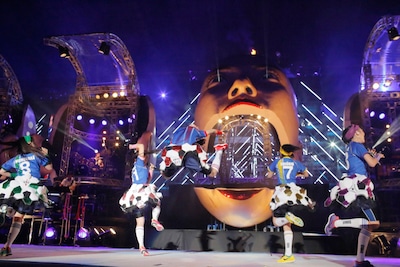 日産スタジアムのステージでも華麗に決まった百田夏菜子のエビぞりジャンプ。（撮影：上飯坂一+Z）