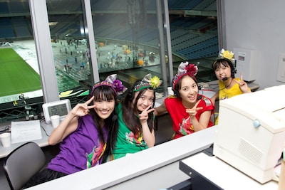 終演後は18歳未満の佐々木彩夏を除く4人でニッポン放送「ももいろクローバーZ ももクロくらぶxoxo」の生放送を行った。なお公式ブック「うーぶろん・ら・ぽるとー！」も好評発売中。