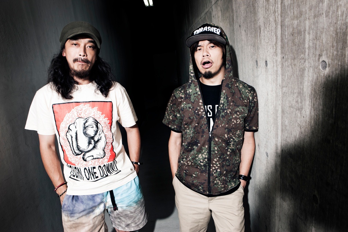 写真左からG-FREAK FACTORYの茂木洋晃（Vo）、10-FEETのTAKUMA（Vo, G）。