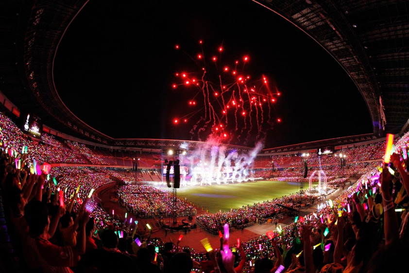 今週の人気の画像8位は「ももクロ6万人日産スタジアムライブに布袋、猫、武井壮」より、「ももクロ夏のバカ騒ぎ WORLD SUMMER DIVE 2013 8.4 日産スタジアム大会」の様子。（撮影：上飯坂一+Z）