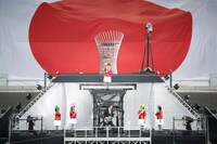 「君が代」を演奏する布袋寅泰とももいろクローバーZ。百田夏菜子は聖火台に上っていく。（撮影：上飯坂一+Z）
