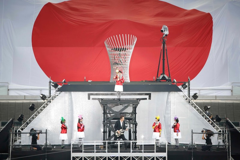 「君が代」を演奏する布袋寅泰とももいろクローバーZ。百田夏菜子は聖火台に上っていく。（撮影：上飯坂一+Z）