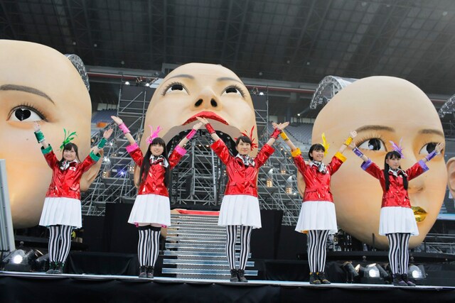 ステージに登場したももいろクローバーZ。（撮影：上飯坂一+Z）