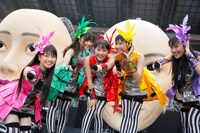 全国55カ所で行われたライブビューイングの観客に向けて話しかけるももいろクローバーZ。（撮影：上飯坂一+Z）