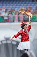 聖火を運ぶ百田夏菜子。（撮影：上飯坂一+Z）