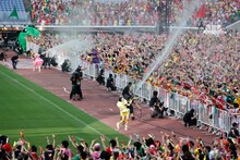 客席に向かって放水する玉井詩織、佐々木彩夏。（撮影：上飯坂一+Z）