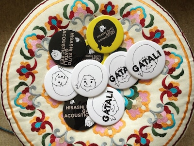 須藤寿 GATALI ACOUSTIC SETの新音源がダウンロードできるパスコード付きの缶バッジ。